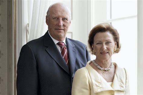Kong harald og dronning sonja har vært kongepar i 30 år. Firda - Kong Harald og Dronning Sonja kjem til Lærdal