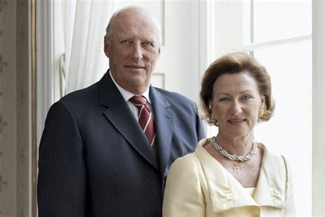 From wikipedia, the free encyclopedia. Firda - Kong Harald og Dronning Sonja kjem til Lærdal