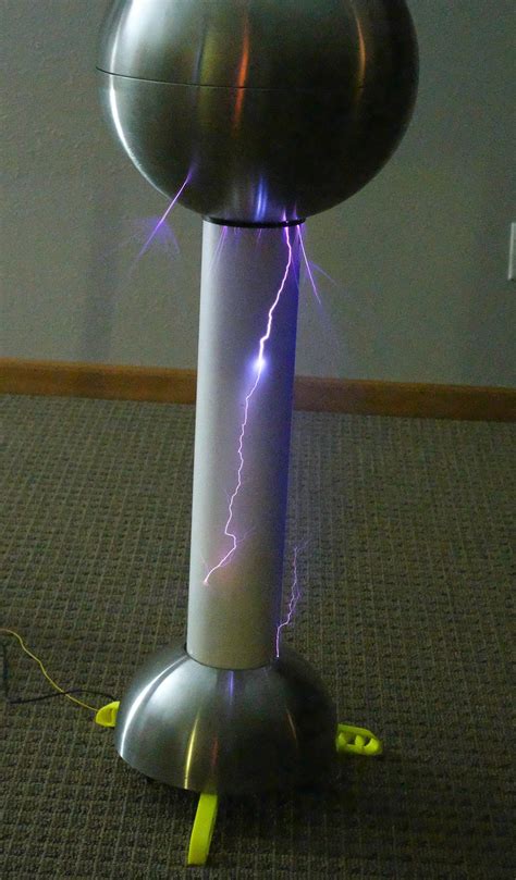 Selepas beberapa minit, dekatkan sfera logam pada kubah dan catatkan pemerhatian. 3D Printed Van de Graaff generator