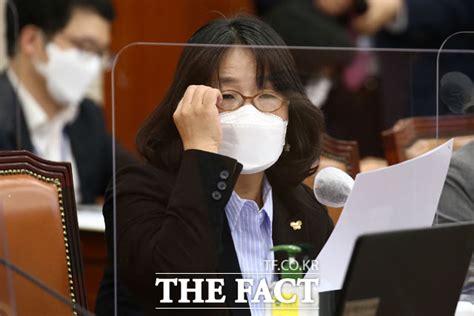 일본군 위안부 피해자를 위한 후원금을 유용했다는 의혹을 받는 윤미향 더불어민주당 의원과 한국정신대문제대책협의회(정대협) 측이 후원금은 적법하게 사용됐으며. 윤미향 측, 첫 재판서 혐의 부인…"검찰의 자가당착" - 사회 ...