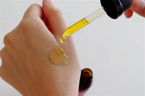 Akan tetapi, beberapa skincare dengan kandungan vitamin c yang tinggi dapat menimbulkan risiko kulit kering atau kasar, sehingga harus diimbangi dengan kandungan yang melembapkan seperti hyaluronic acid. Tips Makeup Tepat untuk Si Pemilik Kulit Kering - Female Daily