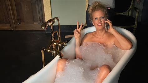 In der badewanne plansche ich und spiele ich mit schaum.hast du bock mit mir zu spielen? Nackt ins neue Jahr: Barbara Schöneberger grüßt aus Wanne ...