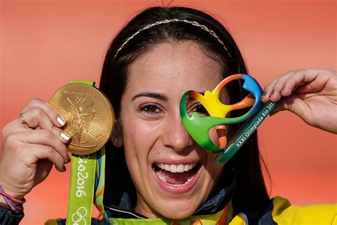 Monto en una bici rosada, sin rueditas de apoyo, muy rápido alrededor del • bmx racer#100, bicampeona olímpica y 18 veces campeona. Mariana Pajón celebró San Valentín con su futuro esposo ...