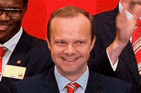 Gif de lluvia de negativos en 3.2.1. Ed Woodward's position - on top of the world? | RedCafe.net