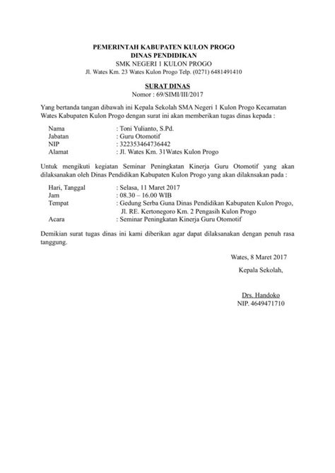 Surat dinas adalah surat resmi yang isi tulisannya mengenai berbagai hal yang memiliki kaitan dengan pemberitahuan atau pengumuman, izin, sebuah mandate atau penugasan, dan sebagainya, ditujukan kepada pihak staf atau karyawan dari lembaga yang bersangkutan sebagai pembuat surat dinas. Pengertian Surat Dinas adalah: Contoh, Fungsi ...