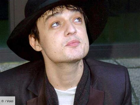 Pete, pentito e deciso a liberarsi dalle sue dipendenze, si fa ricoverare presso il tempio di tham krabok, in thailandia. Pete Doherty Scientologue ? - Voici