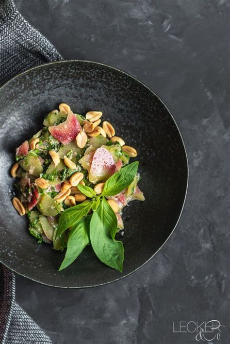 Rhabarber ist sicherlich ein gemüse der besonderen art, denn eigentlich wird er ja ganz typisch wie obst zubereitet. Asiatischer Rhabarbersalat mit Erdnüssen | LECKER&Co ...