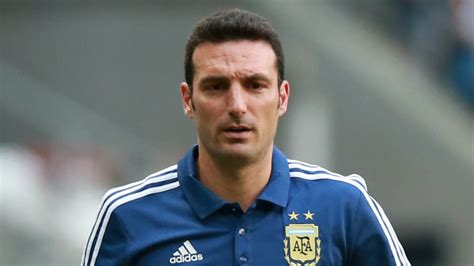 Con una mujer y dos hijos que son mi vida.entrenador uefa pro. Scaloni happy with Messi after injury worry - Blog ...