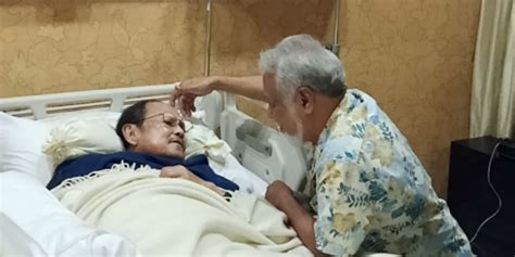 Sesampainya di pusara habibie, xanana terlihat duduk terdiam selama beberapa menit. Video Menyentuh Xanana Gusmao Saat Jenguk BJ Habibie ...