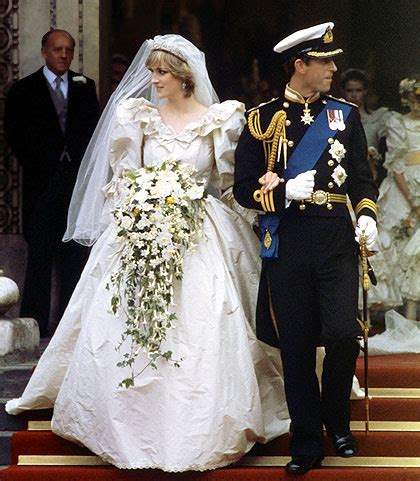 Diana de gales y el príncipe carlos matrimonio el 29 de julio de 1981 contrajo matrimonio en la catedral de san pablo de londres (en inglés «saint paul's cathedral») con el príncipe carlos degales. Diana de Gales. Carlos y Diana