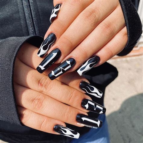 Se ven lindas tanto en uñas cortas como en uñas con gel. 𝕯𝖊𝖘𝖎𝖗𝖊𝖊 𝕻𝖆𝖗𝖆𝖉𝖎𝖘𝖊 🌙💫 on Instagram: "🔥 𝟏𝟑 🔥 Pintado a mano ...