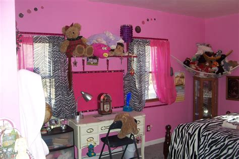 Monochrome with zebra bedroom ideas. pink and black zebra striped room makeover | Striped room ...