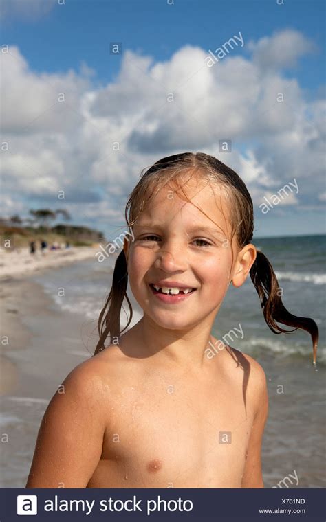 Dec 27, 2020 · purenudismo fotos de niñas. Porträt der jungen Mädchen am Strand Stockfotografie - Alamy