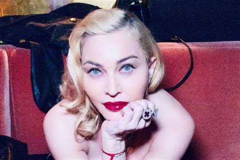 For a star who has held a successful and continually thriving solo career since 1981 madonna has been the subject of a lot of. Madonna chama atenção por aparência jovial em cliques no ...