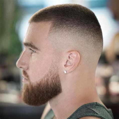 A buzz cut is a short men's haircut that is obtained by cutting the entire hair quite short with a hair clipper. Pin on Cortes