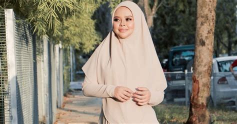 Siti made waves in the 2000s when she released her debut album, 'sarah', which contains her biggest hit, 'kesetiaan'. siti sarah | Beautifulnara - Gosip Artis Malaysia Terkini