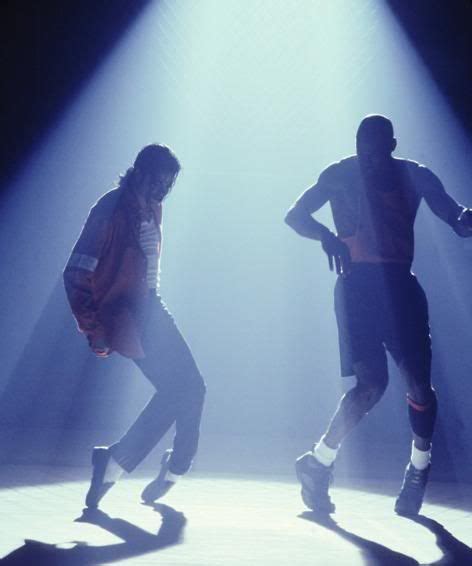 #gif michael jackson toe stand (drag to address bar). MJ & MJ | Michael jackson, Cantanti, Personaggi famosi