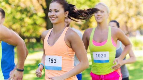 Nessa modalidade, o atleta deve correr por uma pista uma distância mínima de 20 metros e, com o auxílio de uma vara, deve saltar por uma barra horizontal, denominada sarrafo. Conheça as diferentes disciplinas do atletismo e seus ...