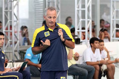 Como treinador conquistou incríveis cinco medalhas olímpicas consecutivas: Seleção infanto-juvenil do Brasil de Vôlei masculino ...