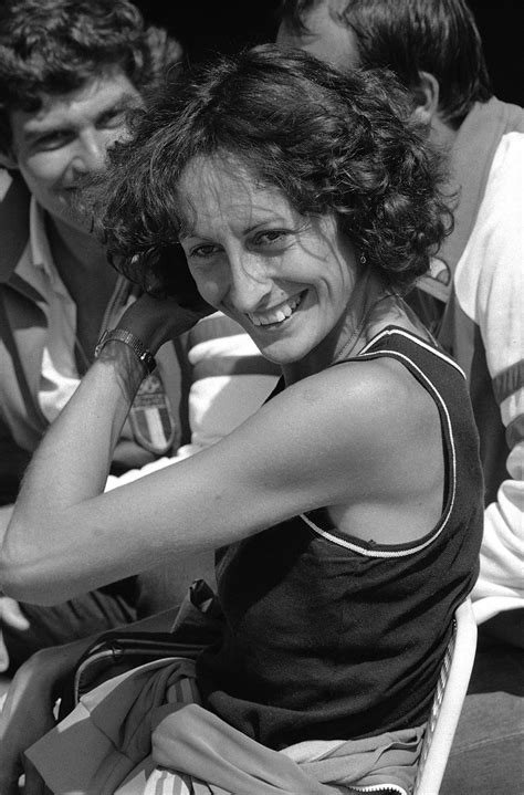 She soon took up athletics, specialising in the high jump. Sara Simeoni - Il Post