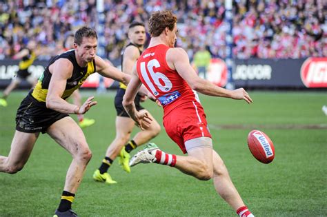 Gary rohan (born 7 june 1991) is an australian rules footballer who plays for the sydney swans in the australian football league (afl). File:Gary Rohan kicking.1.jpg - Wikimedia Commons