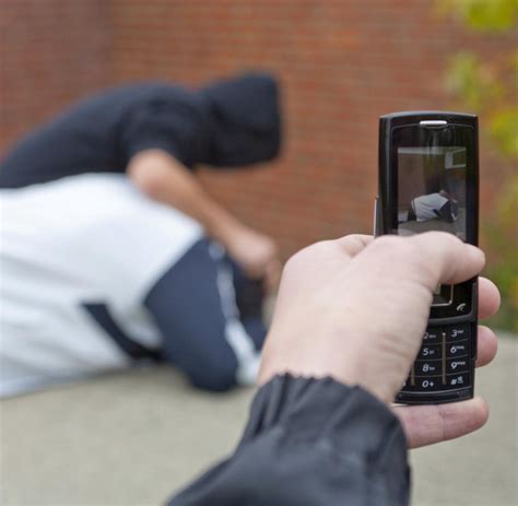 Bei mobbing wird jemand über einen längeren zeitraum angegriffen oder ausgeschlossen. Gefährliche Folgen: Warum Mobbing im Internet besonders ...