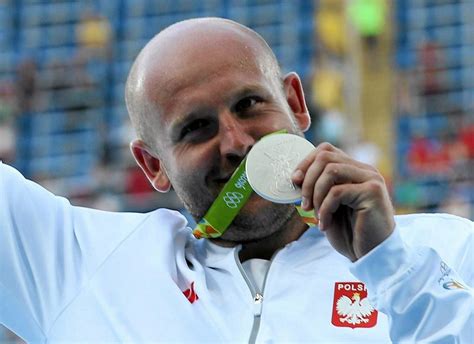 Małachowski'nin fırlatma mesafeleri, çoğu disk atıcısı kadar uzun olmadığı için daha da dikkat çekici. Rio 2016. Piotr Małachowski po srebrze: Cieszę się że ...