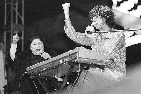 Cerca de la revolución 11. Mercedes Sosa y Charly García - Café del Sur