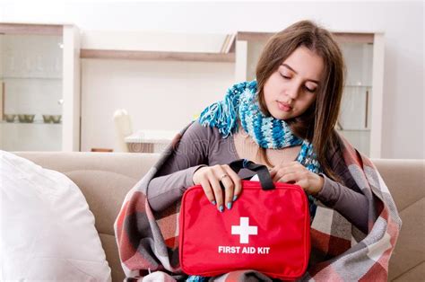 Grund suchen fürs krank machen mit krank machen ist gemeint, dass man selber so tut, als hätte am besten sind bauchschmerzen und durchfall weil man für sowas fats nie tabletten im haus hatt und dann auch mann krigt so richtig bauchschmerzen wenn mann bittersalz tringt achtung!!!!! Der Kranke Mann, Der Zu Hause Unter Infektion Und ...