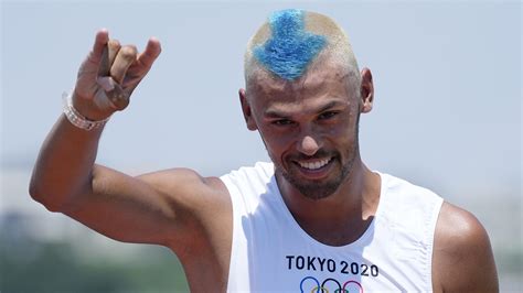 A windsurfer from the netherlands named kiran badloe has taken over the headlines not only because of his skills but for a peculiar hairstyle he is sporting these days. Olympia 2021: Kiran Badloe ist das olympische "Haarlight"