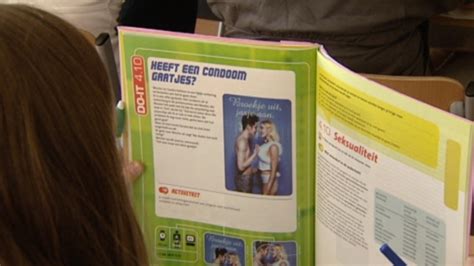 Eerste infoboek seksuele voorlichting (hardcover). Geen seksuele voorlichting op school | NOS Jeugdjournaal