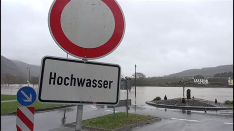 Bei bedarf aktualisiert die hochwasserfachstelle den folgenden lagebericht. Hochwasser in Hessen und Rheinland-Pfalz - 17:30live ...