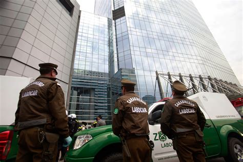 Un acontecimiento trágico ha ocurrido hoy en el costanera center cuando un hombre se suicidó tirándose desde el piso 6 del edificio. Restringen cuenta de "influencer" que publicó foto de ...