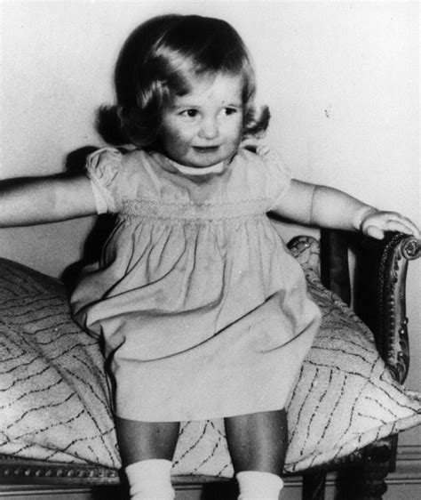 Ausschnitt aus der ndr dokumentation diana, silvia und die queen. Erster Tag im Kindergarten - Prinzessin Charlotte ist die ...