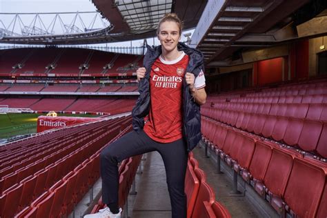 Lisa evans brace, leah williamson. Is Arsenal's 20-player-squad good enough to win the ...