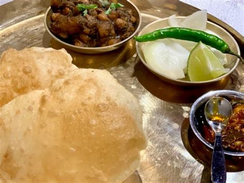 Also known as channa bhatura or even poori chhola. Chole Bhature Near Me / 10 Mouth Watering Dishes Every ...