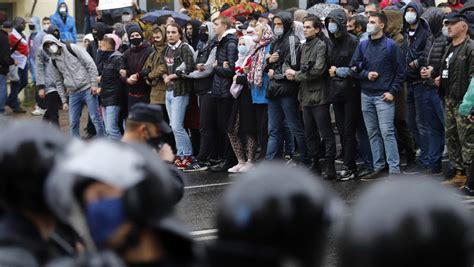 Egyre nehezebb erőből lenyomni a belarusz tüntetéseket, a reuters beszámolója szerint vasárnap az ország történetének eddigi legnagyobb demonstrációja zajlott, minszkben 200 ezer ember gyűlt össze. Innen már nincs visszaút - ezért mennek utcára hétről ...