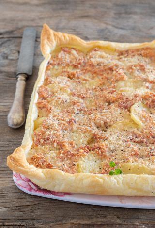 A piena maturazione questo bulbo è avvolto da uno strato esterno più secco di colore bianco, giallo o rosso. Rustico con patate e salumi | Rustico con pasta sfoglia