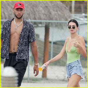 K & b strolled in at around 11:30 pm and stayed for the cinderella moment. Ben Simmons Kendall Jenner 2019 - SelebrityToday