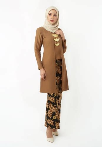 Kebaya modern tersedia dalam berbagai model terbaru yang bisa kamu temukan di iprice indonesia. Batik Widuri Kebaya Kota Bharu V2 Caramel from Inhanna in ...