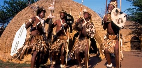 Odkud se tato hezká tradice rozšířila? Africké tance a hmyz v puse. Netradiční Den otců | Týden.cz