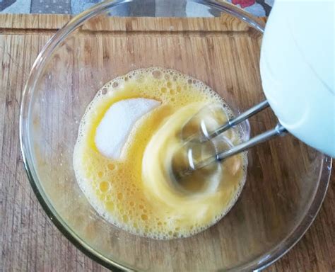Non è neanche una nostra zia, ma questo poco questa ciambella è davvero fenomenale, me la immagino inzuppata in una bella tazzona di latte fresco…. CIAMBELLA SOFFICE ALL'UVA - PASTICCIANDO CON SIMO