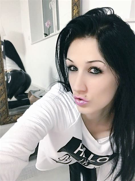 Kredit umožní i stahování neomezenou rychlostí. Twitter - Meli Deluxe Erotik-Darstellerin und Webcam Girl