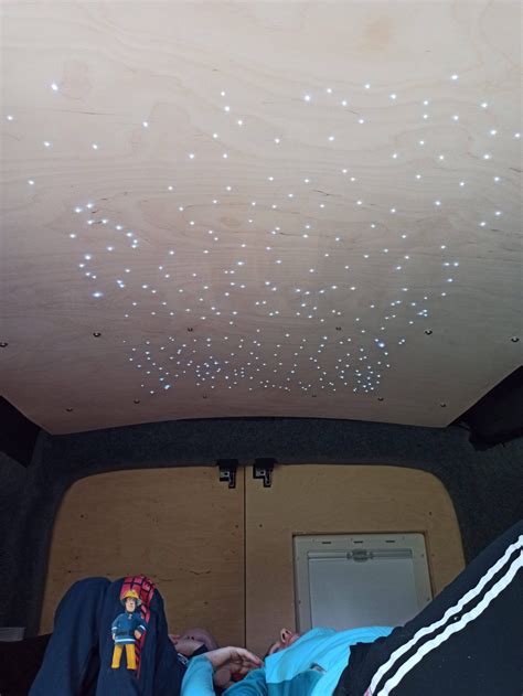 So bringen sie mit leuchtpigmente einen sternenhimmel an ihre zimmerdecke.in nur 30 minuten über 15.000 sterne aufstempeln.www.starsleep.de Decke mit traumhaftem Sternenhimmel - Camper Ausbau