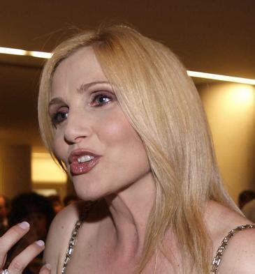 Vi annunciamo che lorella cuccarini non condurrà più con heater parisi, ma con un'altra bionda! Lorella Cuccarini - Wikipedia