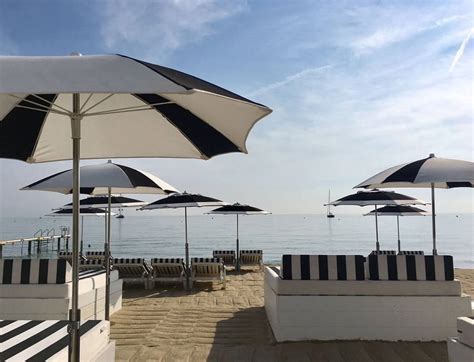 A porter avec les pieds déjà bien bronzés tout comme ses complices hauts en couleurs rio (jaune banane) ou santa monica (orange california). Maison Bianca Beach Club - Plage privée Ramatuelle Pampelonne