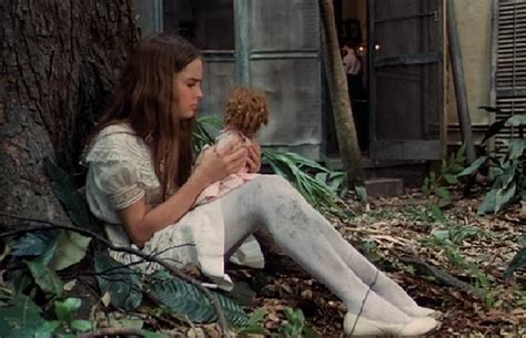 Narra la historia de una niña de doce años (brooke shields) que vive en un burdel de nueva orleans. Pretty Baby (1978) directed by Louis Malle