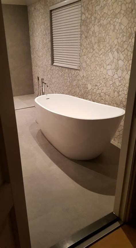 Discounted metallic effect wall & floor tiles. vrijstaand bad en mozaik beige badkamer landelijk strak ...
