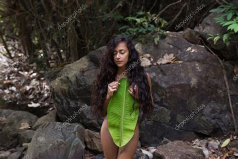 Le mensuel se décline en 12 couvertures, mettant en scène les plus belles femmes du monde, nues. Belle jeune femme nue dans la jungle avec feuille de ...