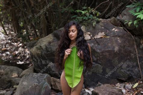 Le jour suivant, il fait toujours aussi beau, et ils retrouvent la jeune dame en train de se baigner toujours aussi nue. Belle jeune femme nue dans la jungle avec feuille de palmier — Photographie olegbreslavtsev ...